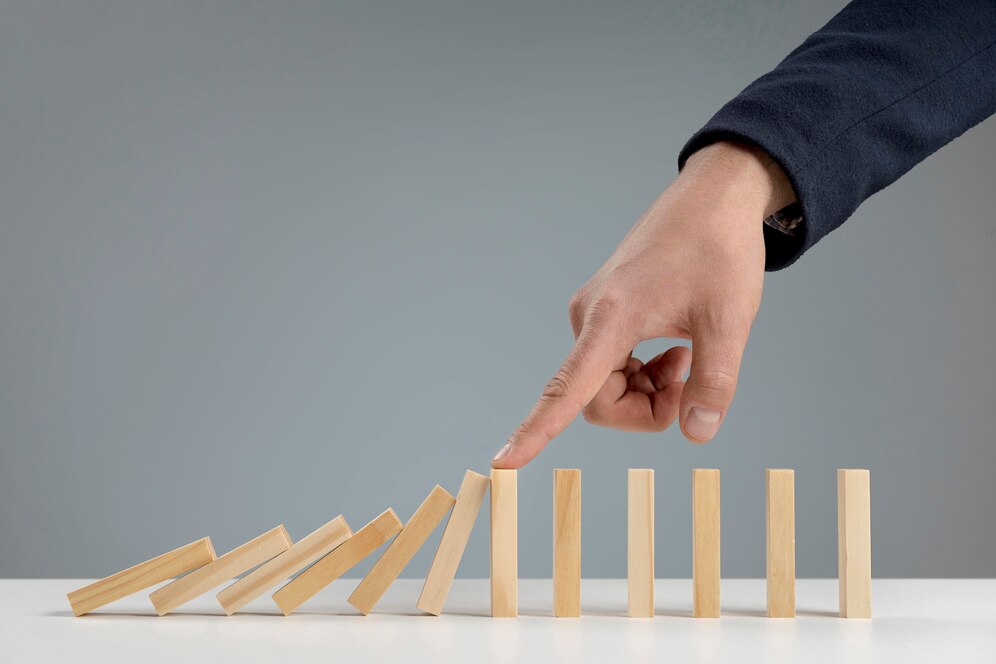 Dominós caindo ilustra o turnover