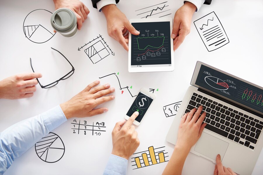 maos-na-mesa-durante-reuniao-de-gestao-financeira