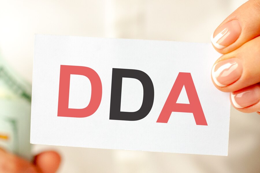 sobre-a-mesa-estao-as-contas-um-maco-de-dolares-e-um-letreiro-no-qual-esta-escrito-DDA