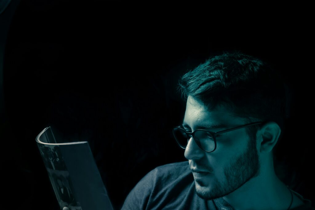 Homem branco observa tela de computador e analisa estratégias e contabilidade inteligente.