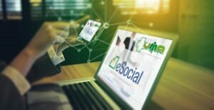 Pessoa usando notebook e celular com a tela exibindo o eSocial, em uma composição que remete à integração digital e ao envio de informações trabalhistas.