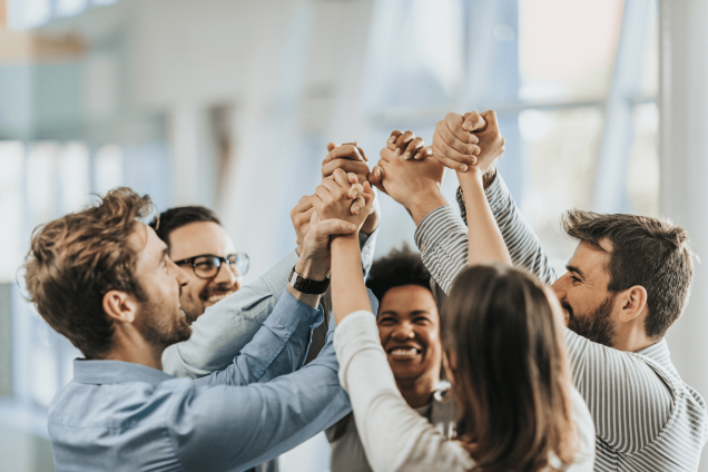 Engajamento dos colaboradores em ambiente corporativo, com equipe celebrando resultados e demonstrando colaboração, integração, motivação e trabalho em equipe.