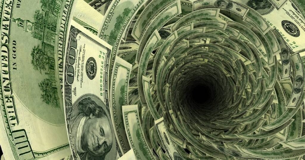 Inadimplência representada por túnel de notas de dólar e acúmulo de dívidas