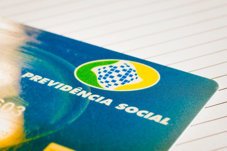 Cartão da Previdência Social em conteúdo sobre contribuições previdenciárias